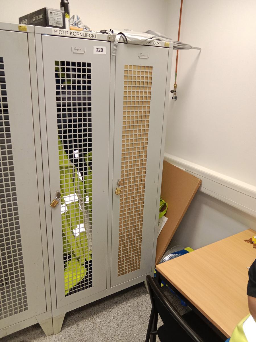 BÄR Umkleideschrank ca. 185/80/50 cm