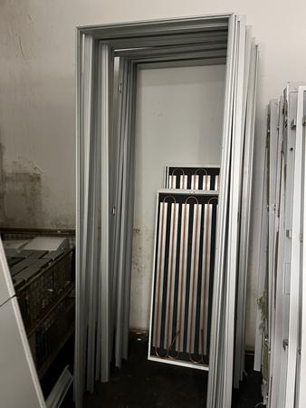 9 Stk. Glastüren mit Türbeschlägen und Druckergarnituren, je 243x92cm, inkl. Aluzarge 9 Stk. Glastüren mit Türbeschlägen und Druckergarnituren, je 243x92cm, inkl. Aluzarge