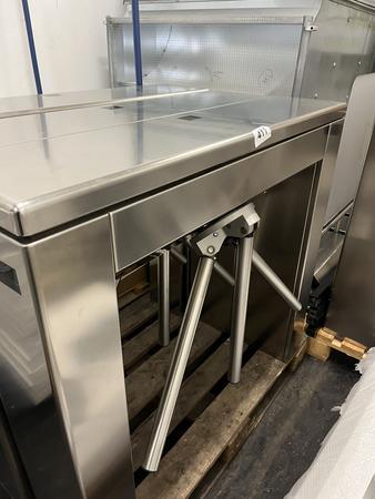 4 Stk. SLOT Drehkreuze - Personenzugangskontrolle & 3 Stk. Module mit Glaswand 4 Stk. SLOT Drehkreuze - Personenzugangskontrolle & 3 Stk. Module mit Glaswand