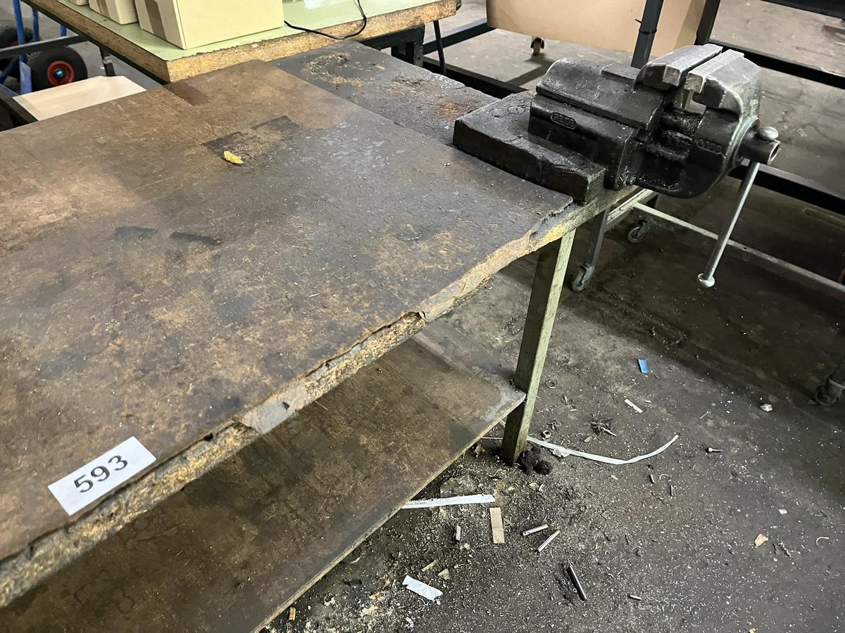Werkbank mit Schraubstock