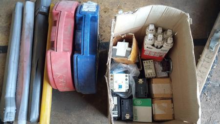 Elektrische Komponenten, Pannendreieck, Schneeketten Elektrische Komponenten, Pannendreieck, Schneeketten