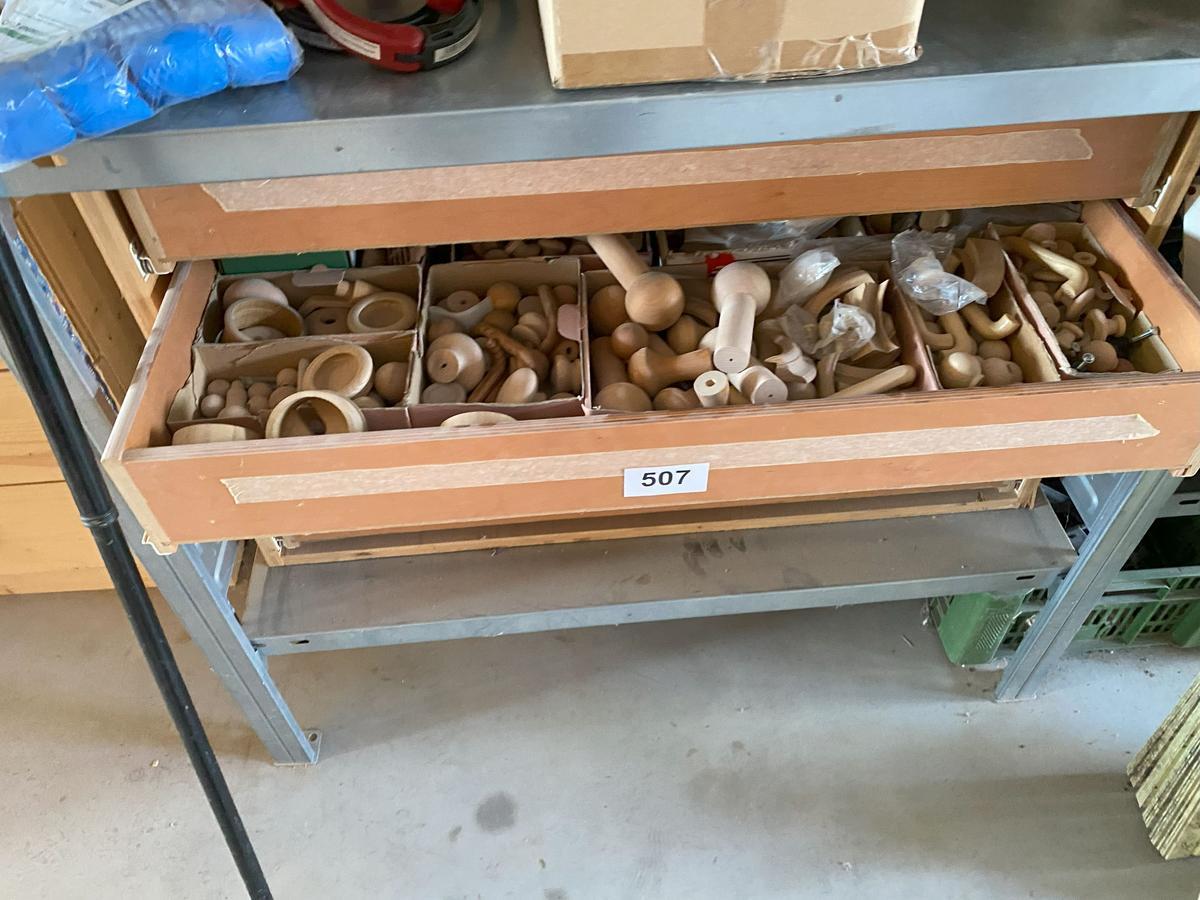 4 ladiger Schrank mit Möbelzubehör