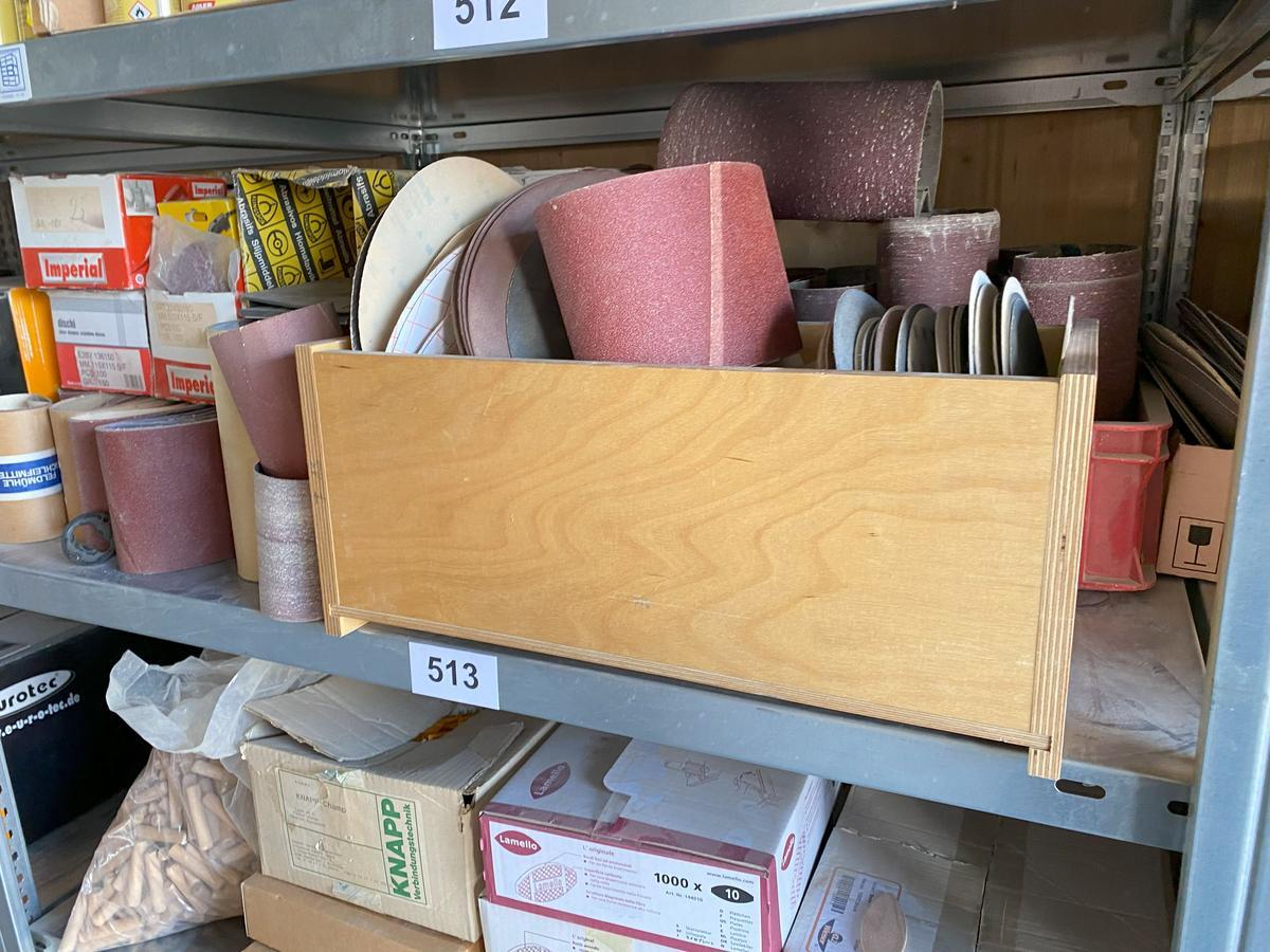Regalinhalt an Schleifbändern