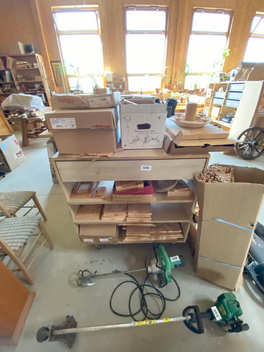 Regalinhalt an Schneidbrettern und Kleinteilen