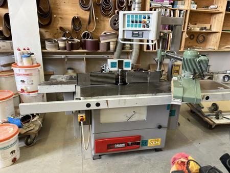 Casadei Tischfräse F122 mit Vorschubautomat Haffner - Digital Steuerung -elektriche Höhenverstellung Schwenkbare Spindel - Baujahr 2000 - 850kg- Aigner Fräsanschlag Casadei Tischfräse F122 mit Vorschubautomat Haffner - Digital Steuerung -elektriche Höhenverstellung Schwenkbare Spindel - Baujahr 2000 - 850kg- Aigner Fräsanschlag