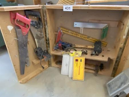 Werkzeugkiste mit Handwerkzeug bestückt Werkzeugkiste mit Handwerkzeug bestückt