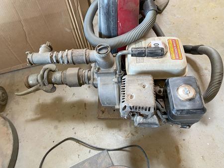 1 Stk. Benzinwasserpumpe max. 2,9 KW 1 Stk. Benzinwasserpumpe max. 2,9 KW