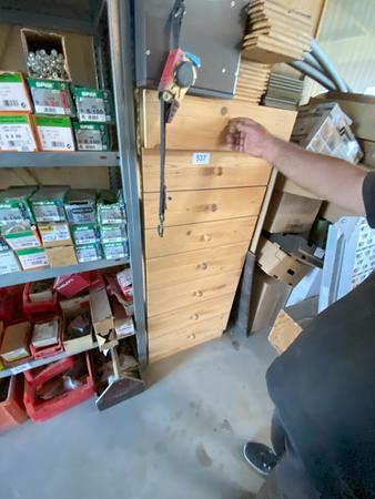 Schrank mit Inhalt Schrank mit Inhalt