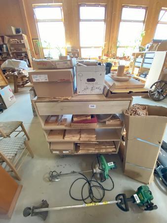 Regalinhalt an Schneidbrettern und Kleinteilen Regalinhalt an Schneidbrettern und Kleinteilen