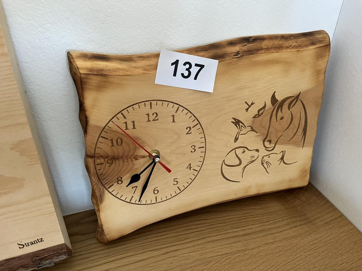 Wanduhr 30 x 26 cm in Holz