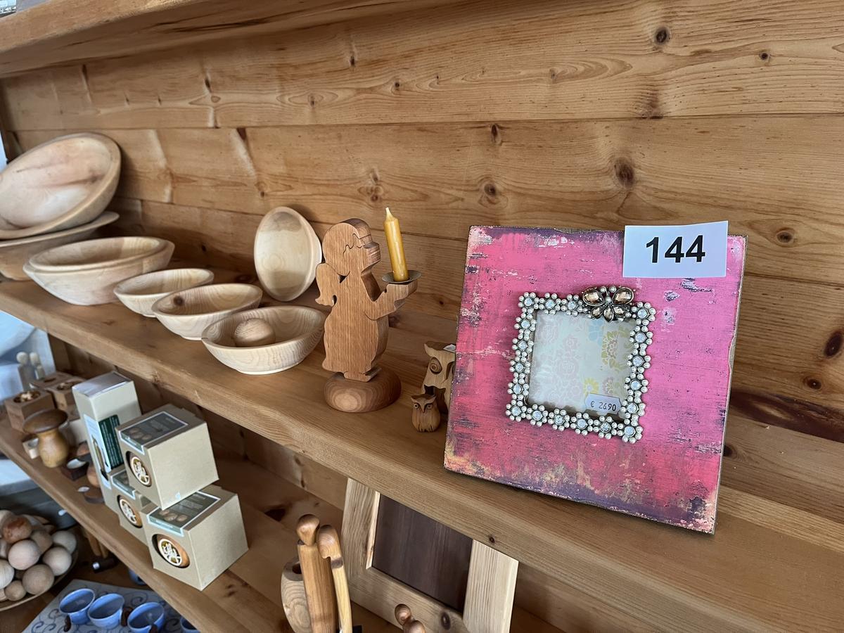 komplette Regalebene mit Dekomaterial