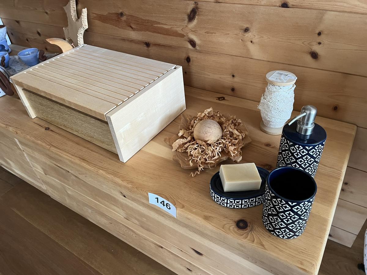 komplette Regalebene mit Dekomaterial