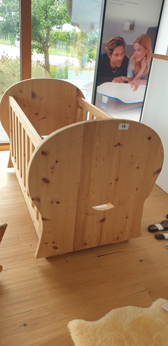 Babywiege Tischlerarbeit in Zirbenholz 147 x 95 x 102 cm