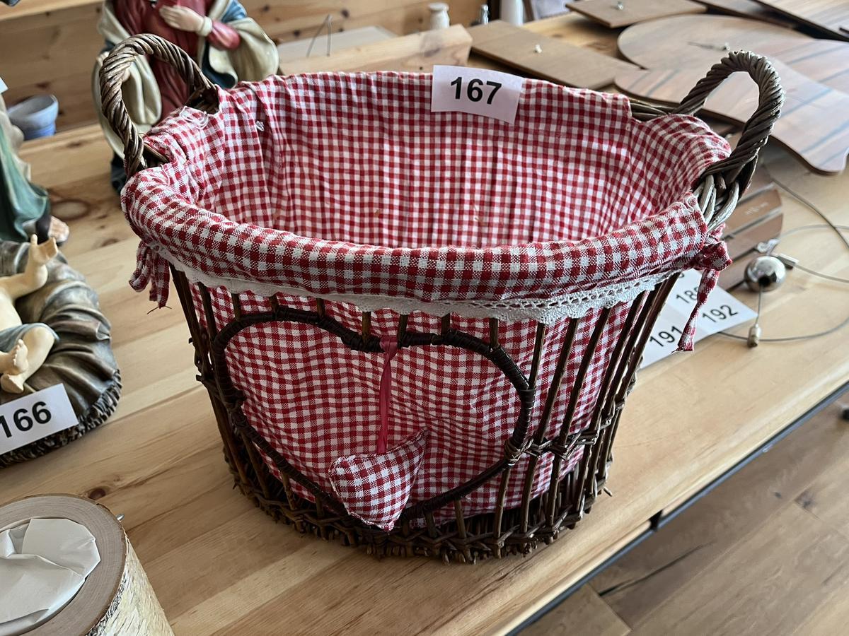 geflochtener Korb mit Herz