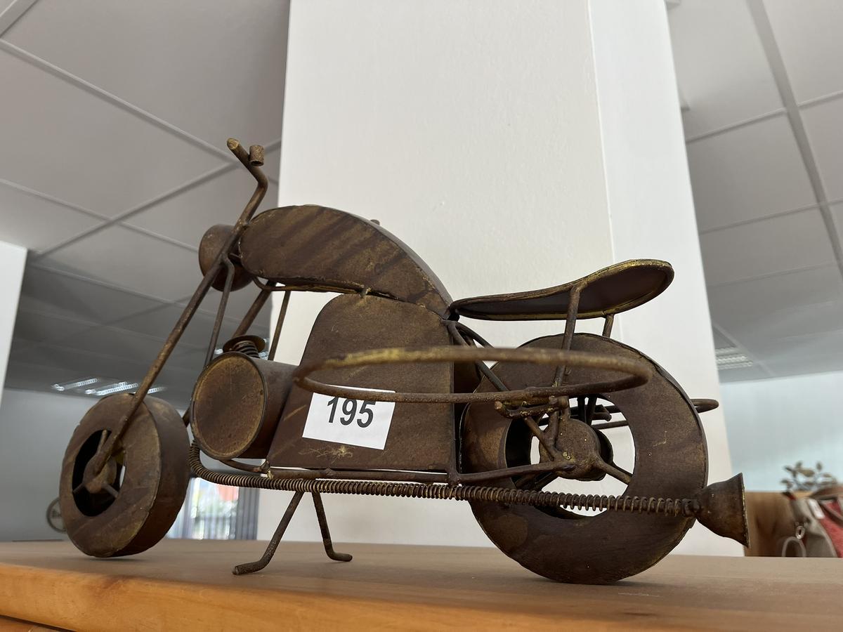 Motorrad in Metall?d=2025-08-08 02:45:48