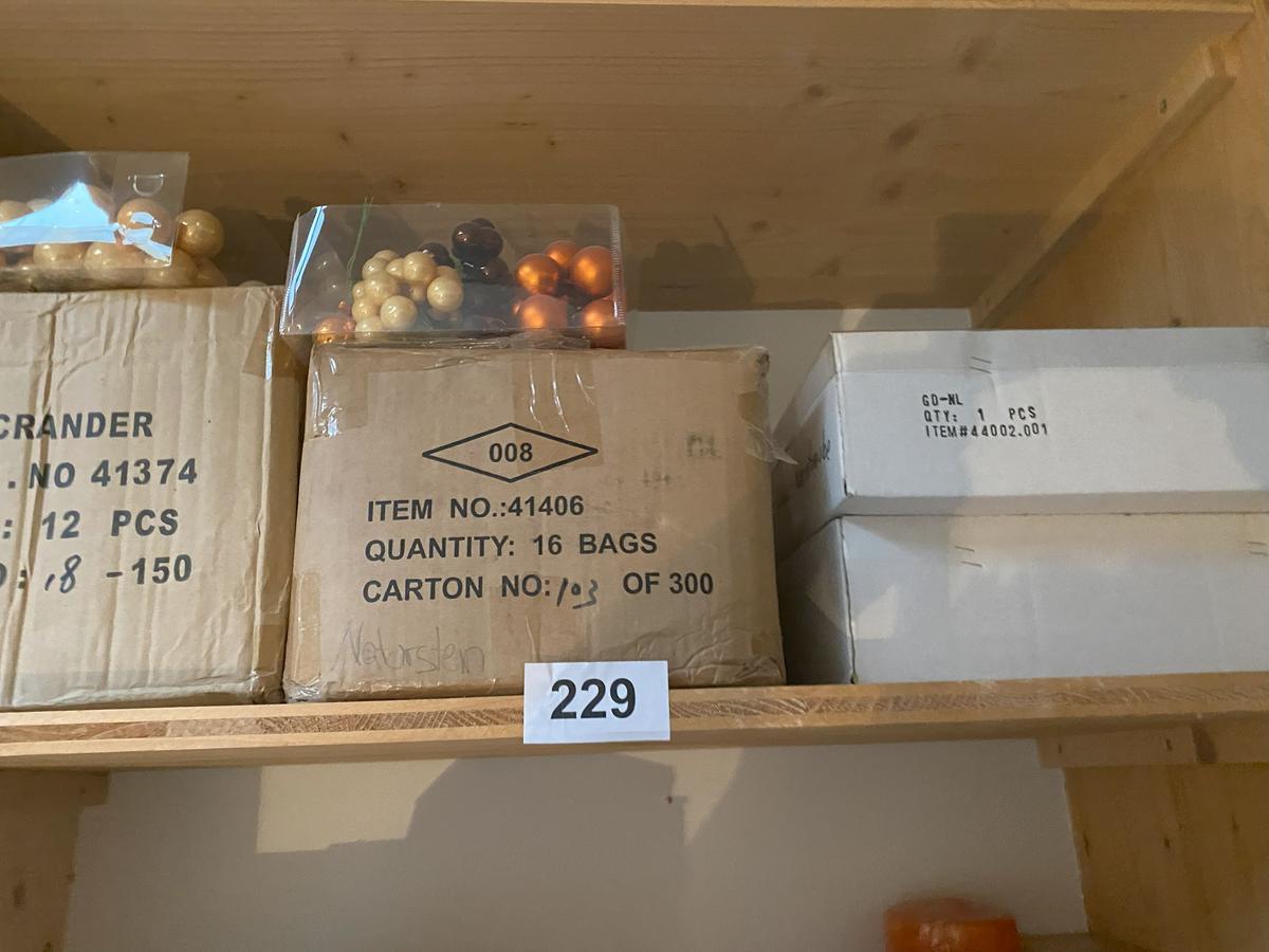 Regalinhalt an Weihnachtskugeln