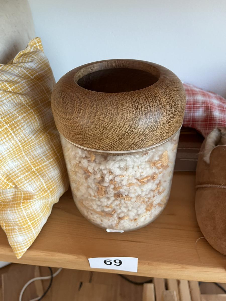 Blumenvase mit Schafwolle gefüllt