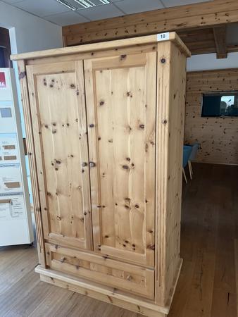 Kleiderschrank in Zirbenholz 126 x 66 x 202 cm Kleiderschrank in Zirbenholz 126 x 66 x 202 cm