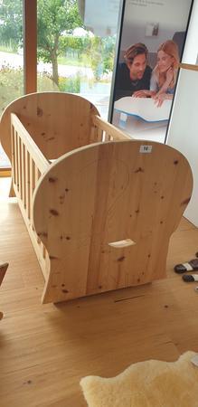 Babywiege Tischlerarbeit in Zirbenholz 147 x 95 x 102 cm Babywiege Tischlerarbeit in Zirbenholz 147 x 95 x 102 cm