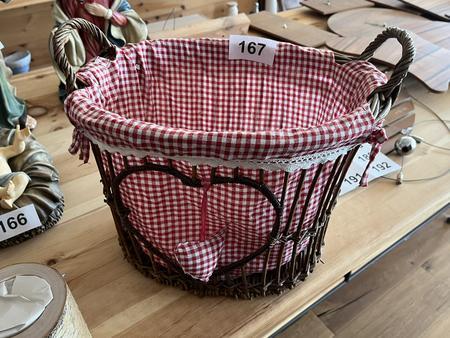 geflochtener Korb mit Herz geflochtener Korb mit Herz