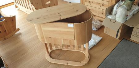 Babywiege - Babynest in Zirbenholz 83 x 44 x 82 cm Babywiege - Babynest in Zirbenholz 83 x 44 x 82 cm
