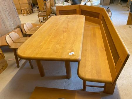 Eckbankverbau in Massivholz 200 / 96 / 80 mit Tisch 95 x 190 + 2 Hocker Eckbankverbau in Massivholz 200 / 96 / 80 mit Tisch 95 x 190 + 2 Hocker