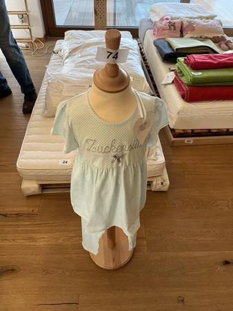 Kindergewand mit Ständer Kindergewand mit Ständer
