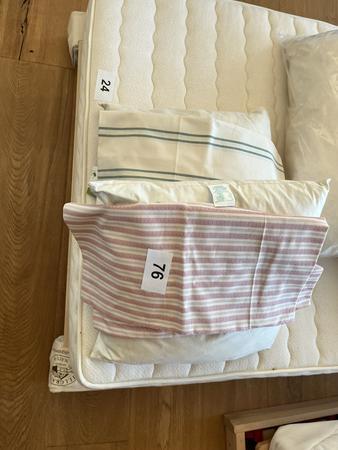 2 Pölster mit Überzügen 2 Pölster mit Überzügen