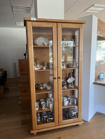 Glasvitrinenschrank aus Zirbenholz 106 x 40 x 205 cm Glasvitrinenschrank aus Zirbenholz 106 x 40 x 205 cm