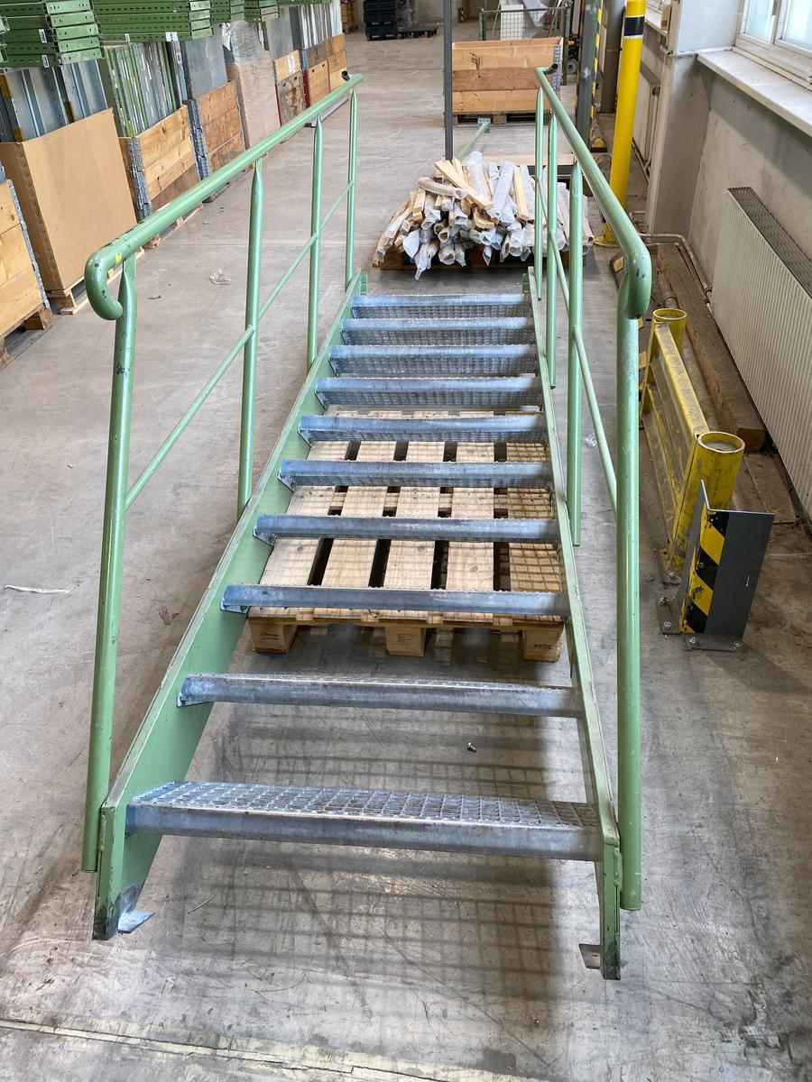 Treppe mit Handlauf ca. 400/88/100 cm mit 10 Stufen
