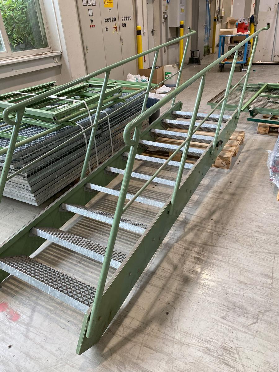 Treppe mit Handlauf ca. 400/88/100 cm mit 10 Stufen