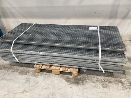 14 Stk.Gitterroste verzinkt ehem. Zwischenboden ca.210/100/3 cm 11 x - 3 x 212/77 cm 14 Stk.Gitterroste verzinkt ehem. Zwischenboden ca.210/100/3 cm 11 x - 3 x 212/77 cm