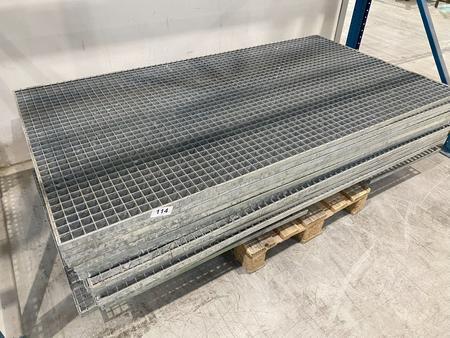 15 Stk.Gitterroste verzinkt ehem. Zwischenboden ca.210/110/3 cm 15 Stk.Gitterroste verzinkt ehem. Zwischenboden ca.210/110/3 cm