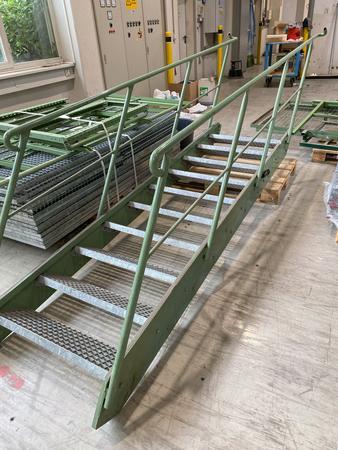 Treppe mit Handlauf ca. 400/88/100 cm mit 10 Stufen Treppe mit Handlauf ca. 400/88/100 cm mit 10 Stufen