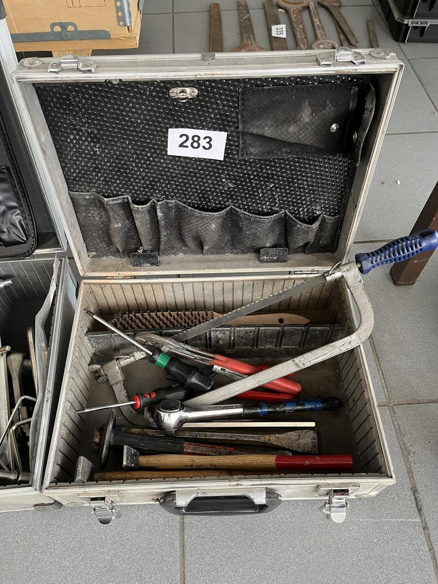 Werkzuegkiste mit Handwerkzeug