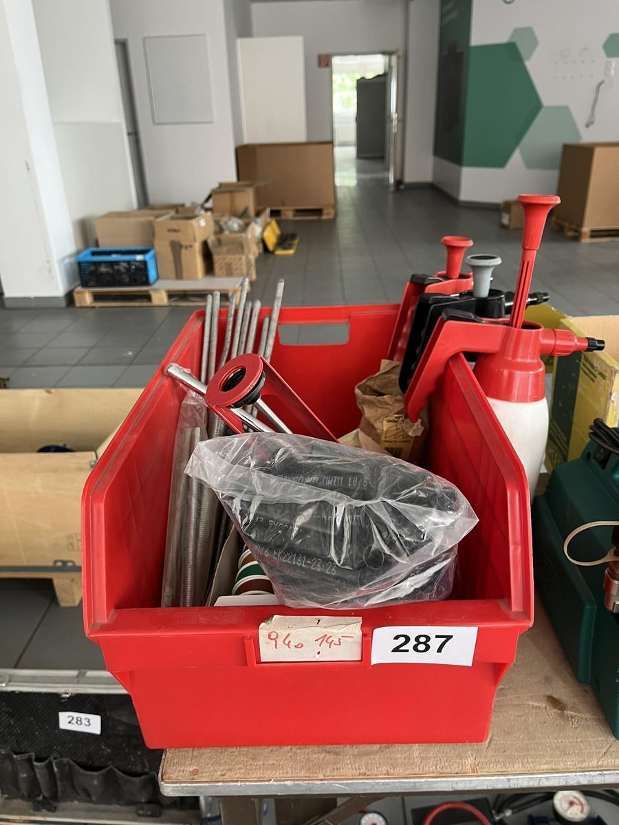 Kunstoffwerkzeugkiste mit Silikonspritze und Kleinteilen