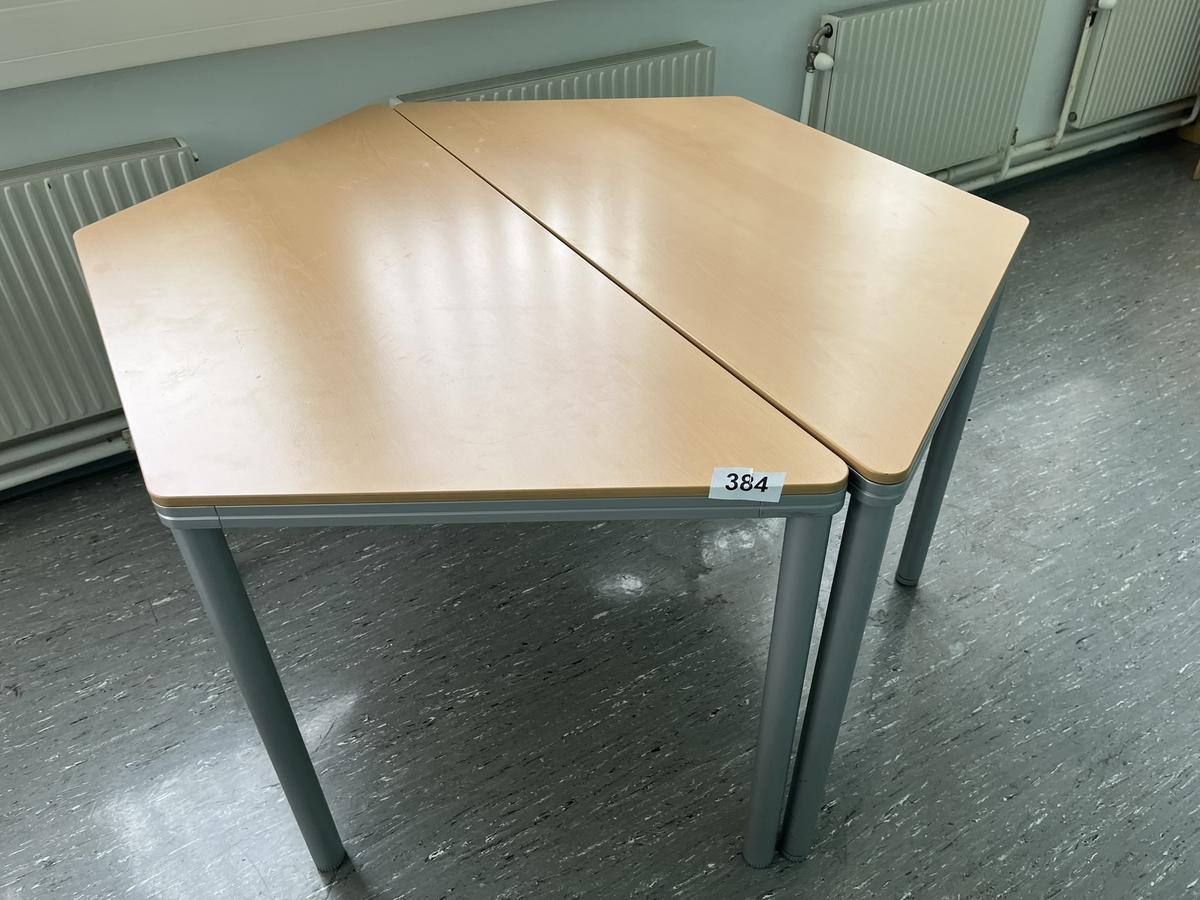 2 Stk. Tische 122 x 140 cm