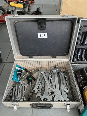 Werkzeugkiste mit Ring und Gableschlüsseln Werkzeugkiste mit Ring und Gableschlüsseln