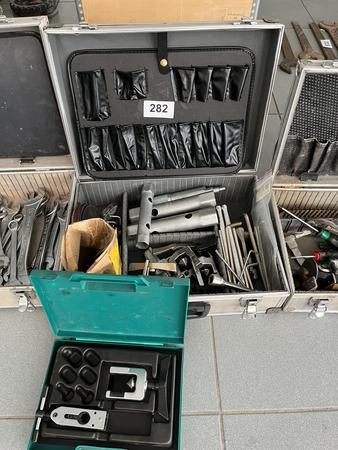 Werkzuegkiste mit Handwerkzeug Werkzuegkiste mit Handwerkzeug