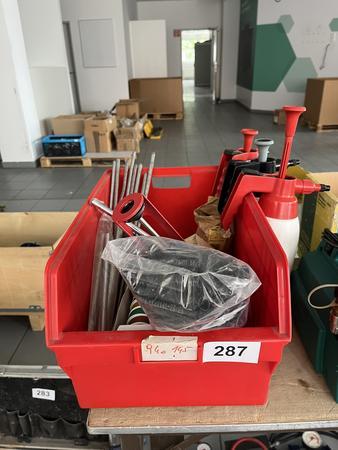 Kunstoffwerkzeugkiste mit Silikonspritze und Kleinteilen Kunstoffwerkzeugkiste mit Silikonspritze und Kleinteilen