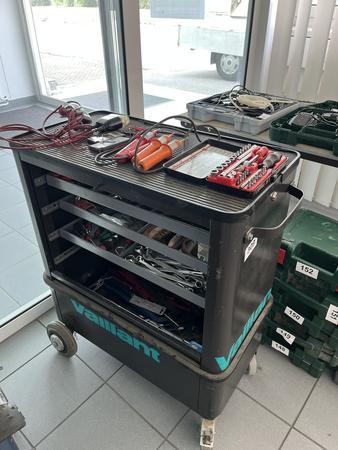 Werkstättenwagen bestückt mit Werkzeug Werkstättenwagen bestückt mit Werkzeug