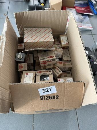 1 x Karton befüllt mit WÜRTH Schrauben und Befestigungsmaterial 1 x Karton befüllt mit WÜRTH Schrauben und Befestigungsmaterial