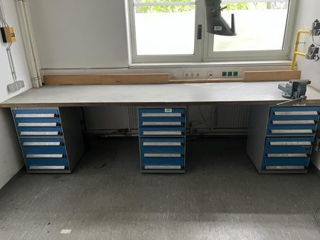 3 Stk. 6-ladigr Werkzeugschränke 50 x 84 x 50 cm mit Werktischplatte 340 x 85 cm 3 Stk. 6-ladigr Werkzeugschränke 50 x 84 x 50 cm mit Werktischplatte 340 x 85 cm