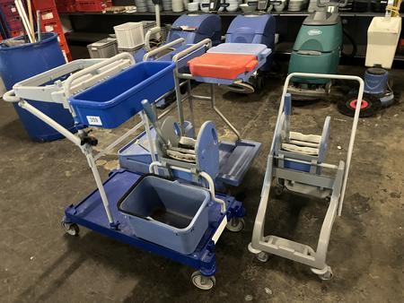 2 Stk. Reinigungswagen, 1 Stk. Presse 2 Stk. Reinigungswagen, 1 Stk. Presse