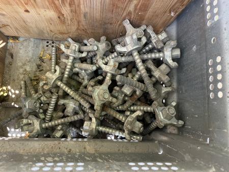 DOKA Box mit Anker-, Verbindungsmaterial gemischt usw.