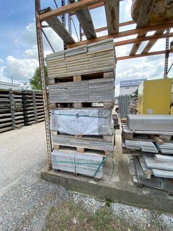 ca. 39 m2 Gehwegplatten ca. 39 m2 Gehwegplatten