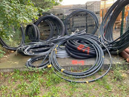 kpl..Bestand an Wasserleitungsschläuchen, Drainageschläuchen 1-2, 100-200 kpl..Bestand an Wasserleitungsschläuchen, Drainageschläuchen 1-2, 100-200