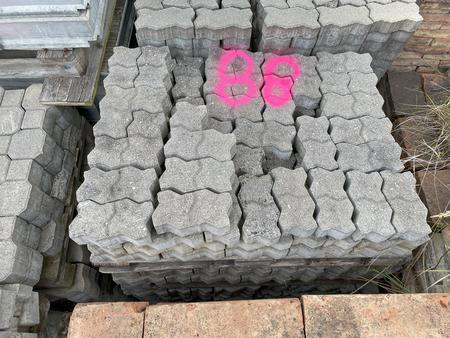 4 Palette mit Pflastersteinen 4 Palette mit Pflastersteinen
