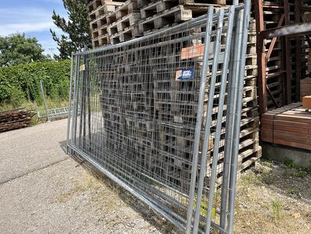 7 Stk. Bauzaunelemente 350/ 220 - Gitter teilweise beschädigt - ohne Betonsteine 7 Stk. Bauzaunelemente 350/ 220 - Gitter teilweise beschädigt - ohne Betonsteine