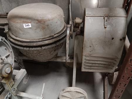 Betonmischmaschine mit Benzinmotor Betonmischmaschine mit Benzinmotor